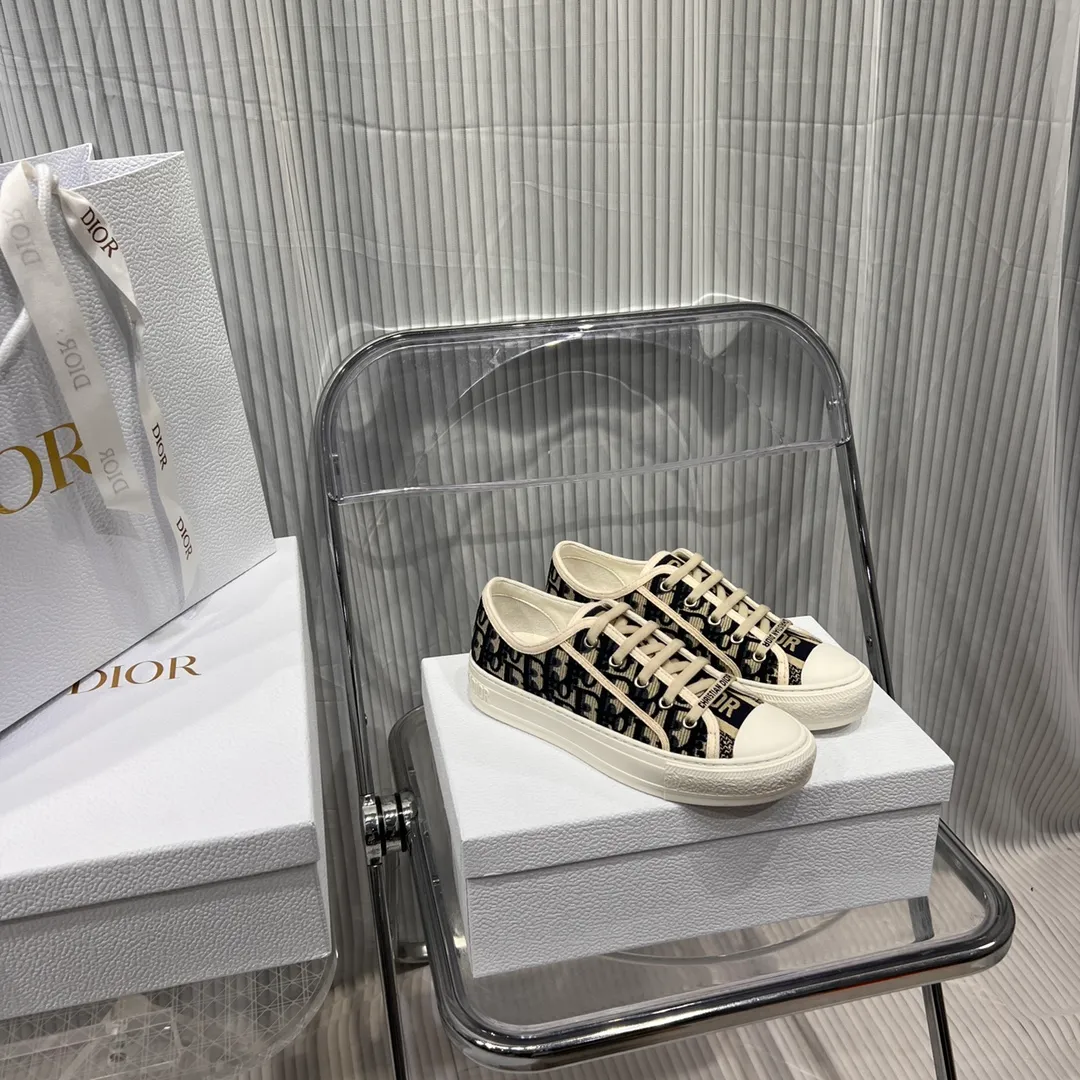 👟👟Ex-factory price 480👟👟Women's shoes, women's clothing (top purchasing quality➕full package) Dior Dior classic casual shoes, small cloth shoes, the latest color embroidery and color-blocking embroidery, super layered. Every detail is one-to-one. The tongue and shoelaces are embellished with the "Christian Dior logo, the soles and Mr. Dior's favorite lucky star Original molded outsole🌟Original cover and high-end customization! Materials: All upper materials are made to order, 3D electric embroidered three-dimensional cloth, lining sheepskin and cowhide feet, one-piece latex feet, top-quality T👟👟Ex-factory price U original outsole Size: 35–42 customized 41 42
